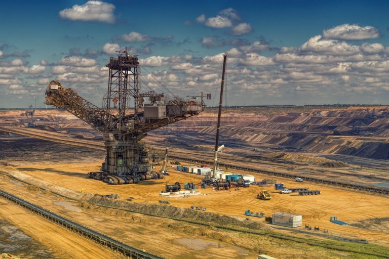 Investment Opportunities in Guinea Mining Sector 2026 Bauxite and Iron Ore Boom - YES! INVEST in GUINEA A panoramic view of a high-tech bauxite mining site i, showcasing the vast mineral wealth available when you choose to Yes! Invest in Guinea.