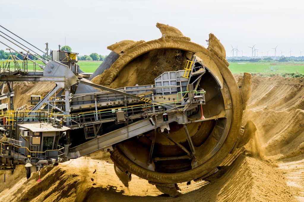 High-Grade Iron Ore Investing in Guinea's Simandou Project by yes! invest guinea.